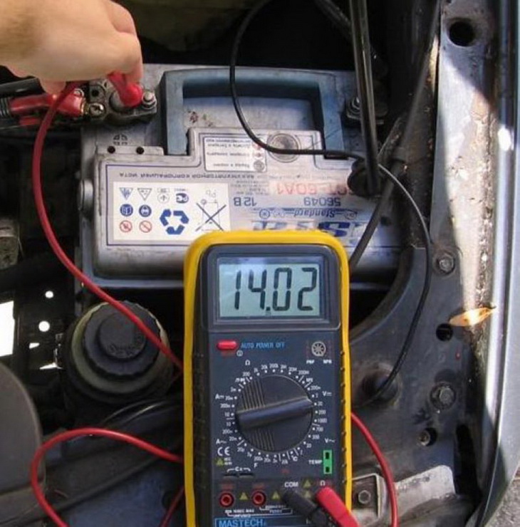 Сколько должен выдавать генератор для нормальной зарядки аккумулятора