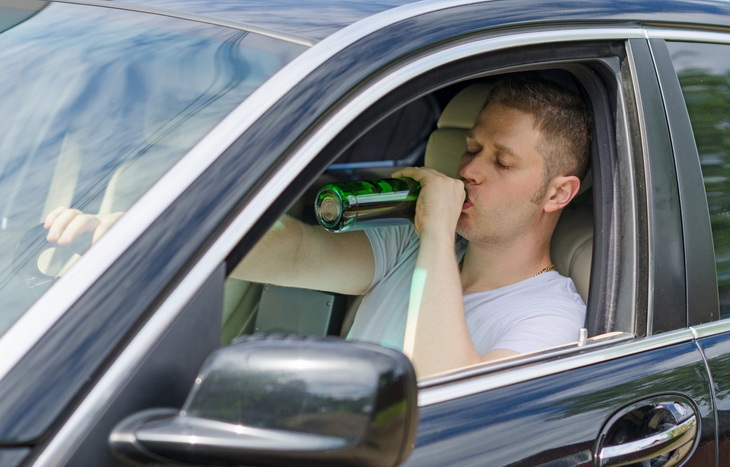 Можно ли пить алкоголь в машине во дворе за рулем