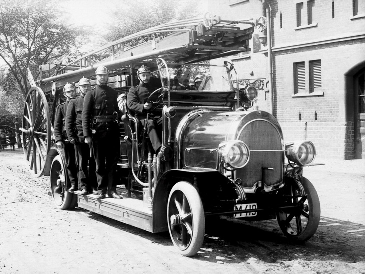 Когда появилась первая пожарная машина