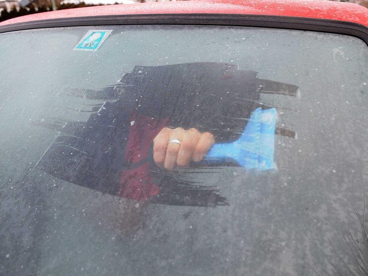 Почему лобовое стекло замерзает изнутри машины