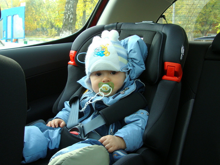 Где безопаснее ставить детское автокресло в машине