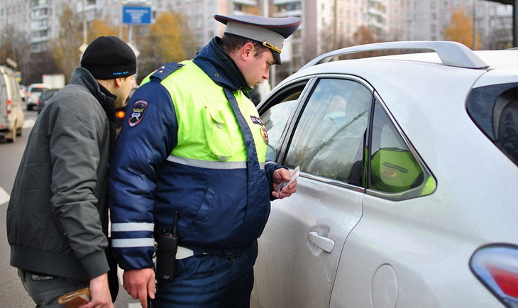 Что делать если инспектор ДПС требует документы на личные вещи в автомобиле