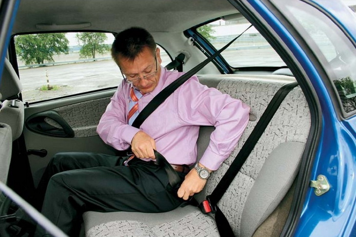 Почему при езде на автомобиле необходимо пристёгивать ремни безопасности