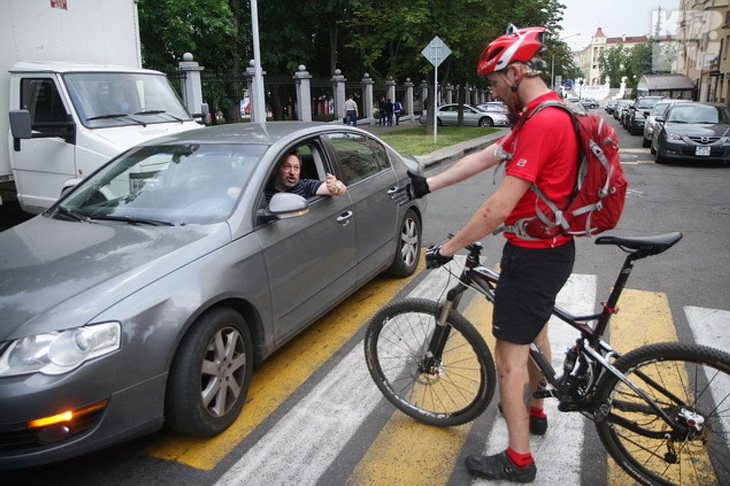 Почему водители не уступают дорогу пешеходам и велосипедистам